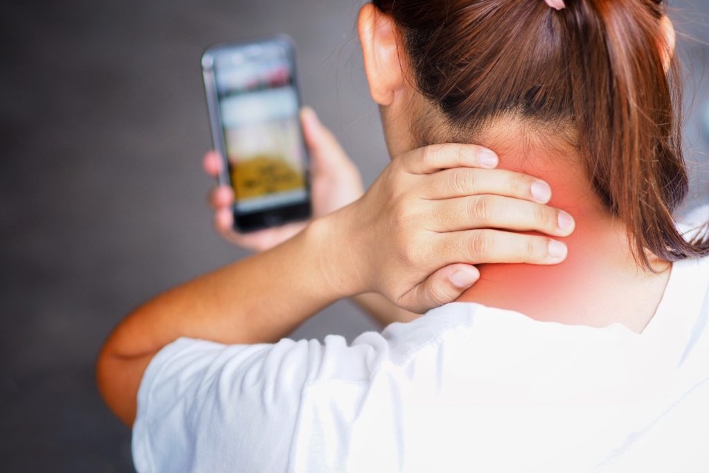 Persona con dolore al collo da cellulare